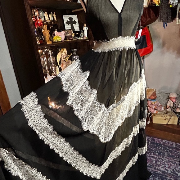 VENUS Black and White Lace Backless Dress - Picture 3 of 7